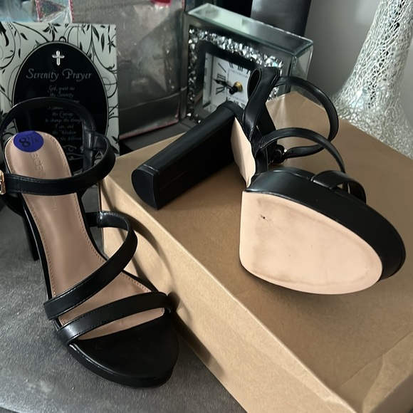 Lightly worn! BCBG LOFTY heel - Picture 2 of 2